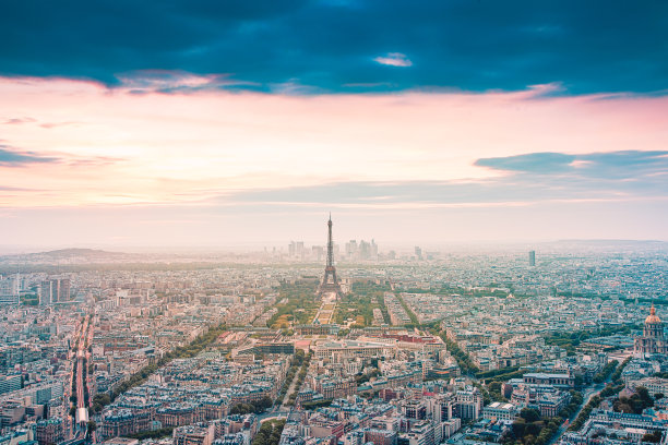 从埃菲尔铁塔俯瞰日落时分的巴黎图片下载