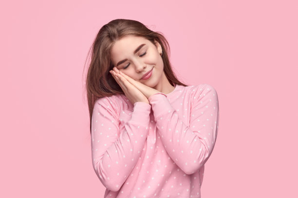 穿着睡衣的困倦青少年图片下载