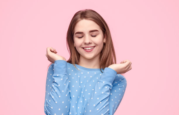 清晨微笑的少女图片下载