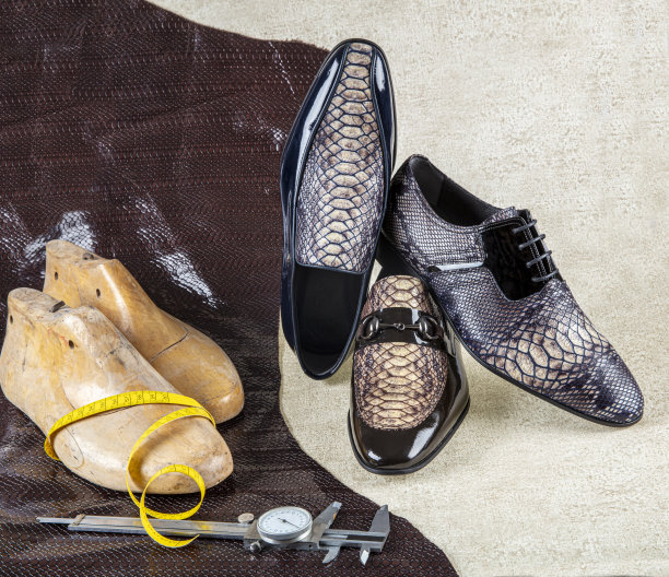 时装德比鞋手工制作和制鞋工具(锤子，锥子，钉子，线束)。皮革的背景。概念鞋匠图片下载