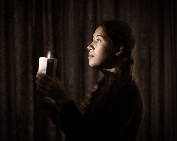 暗键肖像一名年轻女子与烛光近距离室内照片图片下载