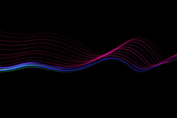 长时间曝光的照片，霓虹粉和蓝色在一个抽象的漩涡，平行线模式，以黑色的背景。光绘摄影。图片下载