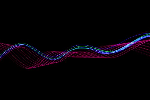 长时间曝光的照片，霓虹粉和蓝色在一个抽象的漩涡，平行线模式，以黑色的背景。光绘摄影。图片下载