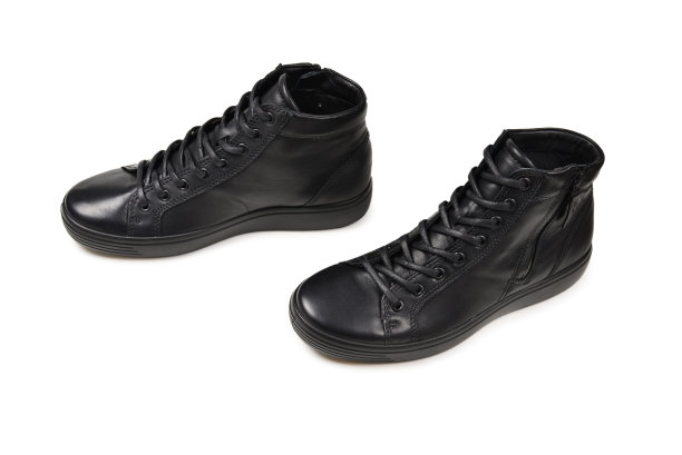 男人的黑色皮鞋和一个黑色的相机在一个孤立的白色背景。副本的空间。图片下载