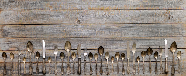 圣诞快乐!在旧的木制背景上的圣诞老人帽复古餐具。图片下载