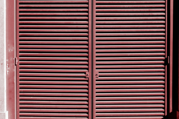 墙上的红色百叶窗。图片下载
