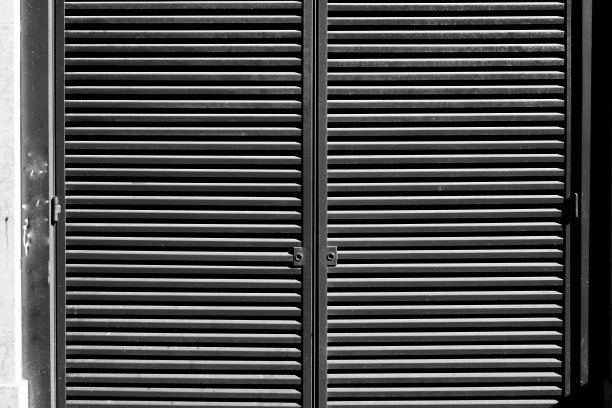 墙上的黑色百叶窗。图片下载