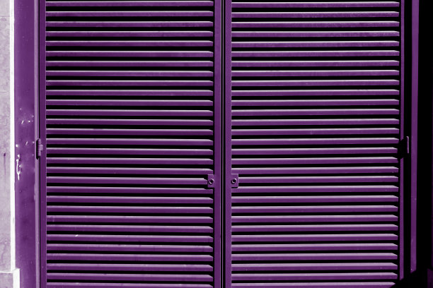墙上的紫色百叶窗。图片下载