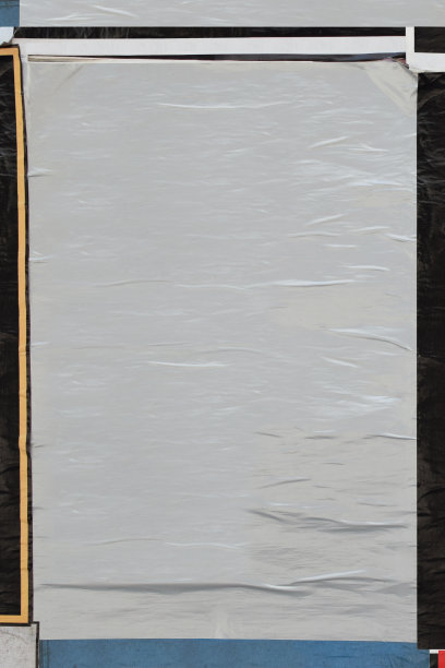 空白皱巴巴的纸海报贴在肮脏的墙上图片下载