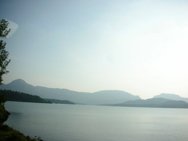 路边雨季的自然风景图片下载