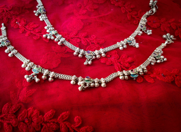 印度传统美丽的银脚镯。图片下载