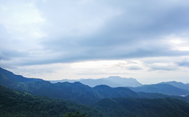 泰国khaokho山景。晨光熹微，雾气渐淡。图片下载