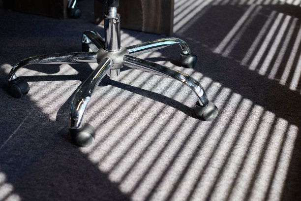 会议室的办公椅。光线从百叶窗透进来。办公室的现代地板。舒适的工作场所。图片下载