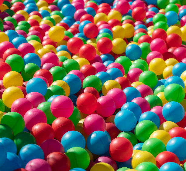 彩色儿童游戏球背景。快乐童年游戏概念。高详细库存照片图片下载