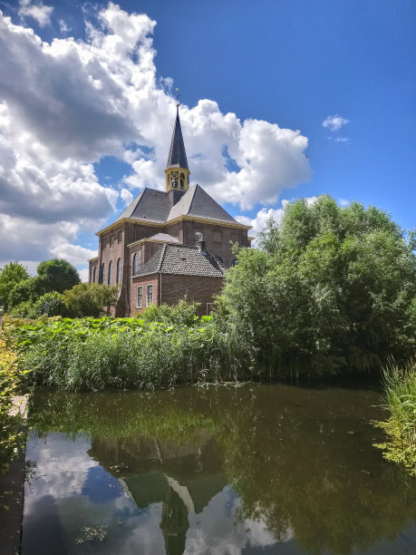 位于荷兰莱茵河畔的古老教堂图片下载