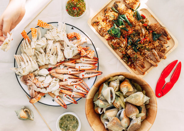 俯视图蒸花蟹和巨型泥蟹，蒸蟹分开的部分，如蟹爪肉和身体与烤鸭蛤壳。图片下载