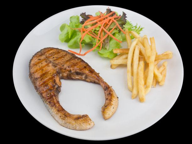 三文鱼牛排烤孤立在黑色背景与剪切路径图片下载