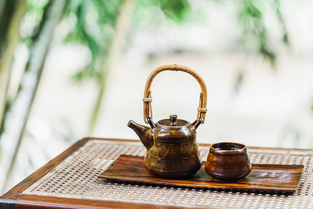 木桌上的棕色复古茶具，传统茶道，环保概念图片下载
