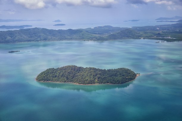泰国普吉岛无人机鸟瞰热带海洋的照片，印度洋，海岸与美丽的岛屿曼谷南部在安达曼海，靠近马六甲海峡。亚洲。图片下载