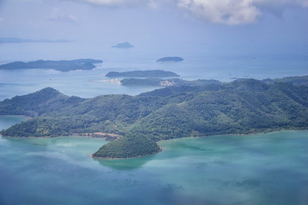 泰国普吉岛无人机鸟瞰热带海洋的照片，印度洋，海岸与美丽的岛屿曼谷南部在安达曼海，靠近马六甲海峡。亚洲。图片下载