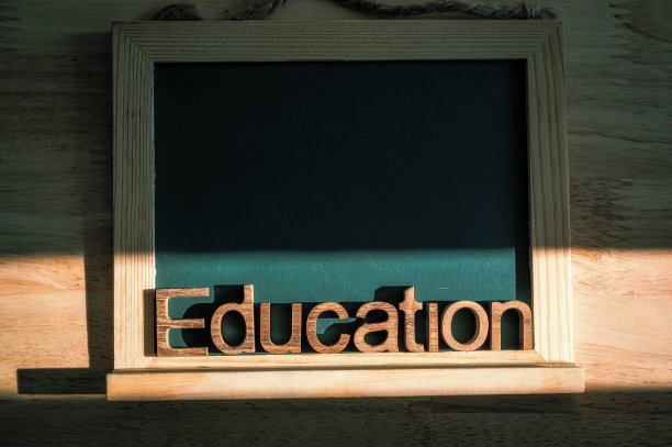 教育字母在迷你黑板上的木制字母。图片下载