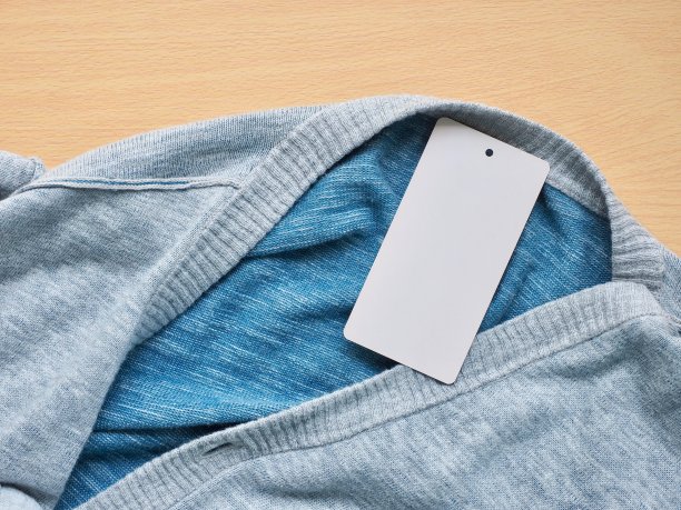 服装标签和灰色开襟羊毛衫图片下载