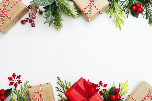 圣诞背景，模拟与礼物盒和冬季装饰。，在白色背景上。冬天的假期。顶部视图与复制空间。图片下载