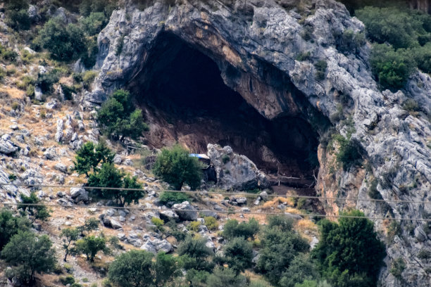 石灰岩山上的洞穴。岩石山的空隙。图片下载