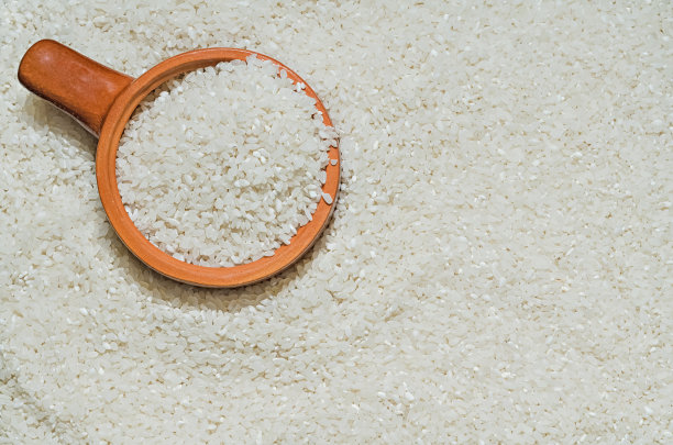 背景图像一粒米，米在一个杯子。有选择性的重点图片下载