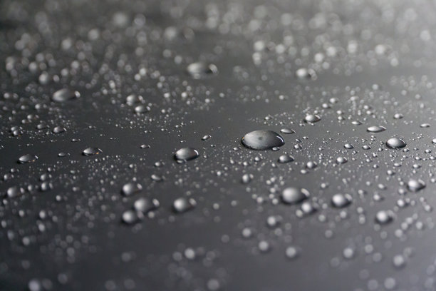 银色表面上的水滴图片下载