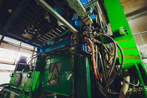 移动输送机上的现代废物回收处理厂。对垃圾收集进行分离和分类。废物循环再造及贮存以作进一步弃置。图片下载