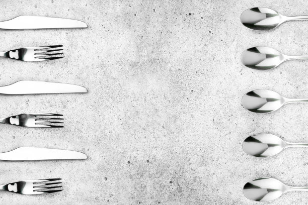 餐具。叉子和刀放在浅混凝土背景上。为题词的地方。平铺，俯视图，拷贝空间。图片下载