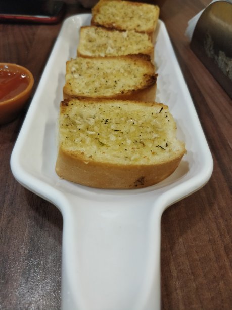 托盘上的蒜蓉面包图片下载