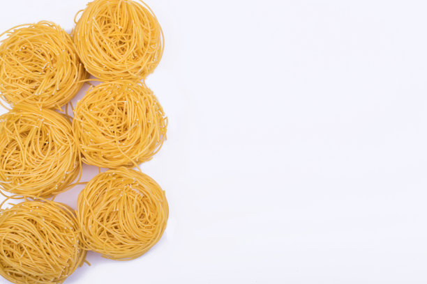 意大利蛋面巢孤立于白色背景上，平躺，仿造而成图片下载