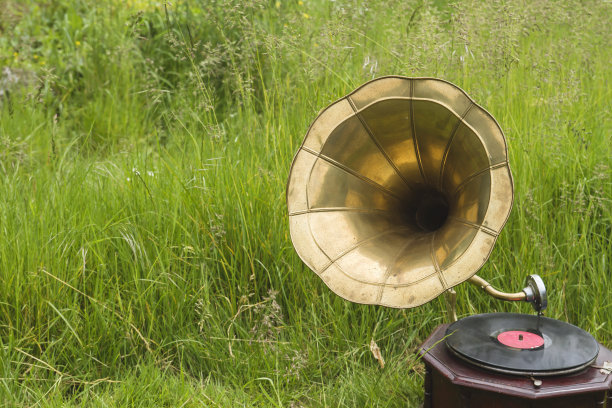 老式留声机在花园里演奏音乐图片下载