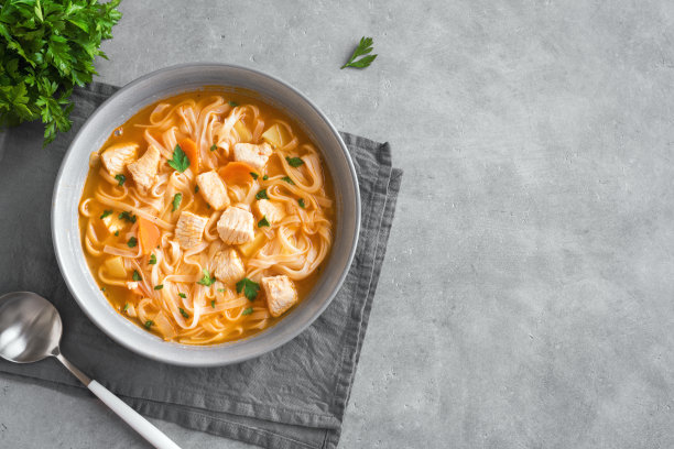 鸡肉面条汤图片下载