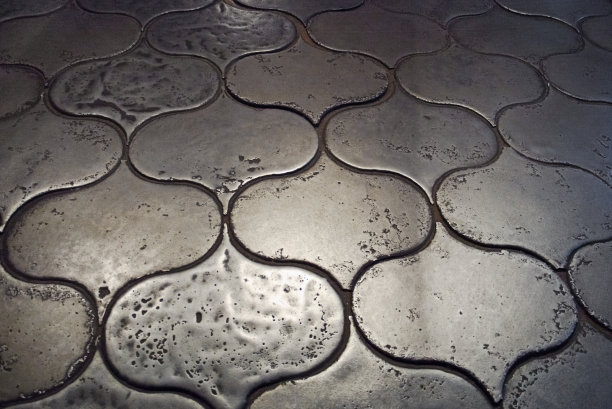 弯曲的灰色旧金属板的金属地板图片下载