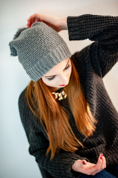 灰色背景下的年轻成年妇女肖像图片下载