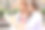 两个女孩享受户外观光的照片。美丽的女性游客探索城市与地图。图片下载