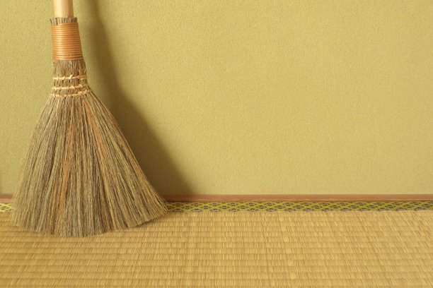 日本传统的泥墙，榻榻米垫和扫帚图片下载