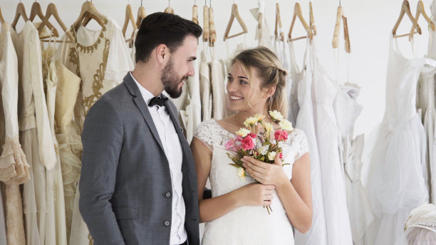 幸福的新娘和新郎在婚礼上准备结婚。图片下载