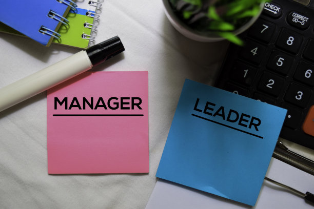 经理或领导用便利贴贴在办公桌上。图片下载