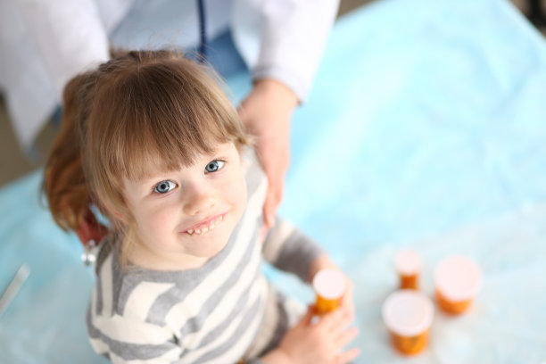 医院里微笑的孩子图片下载