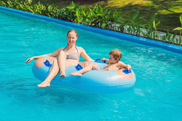 妈妈和儿子在水上乐园玩得很开心图片下载