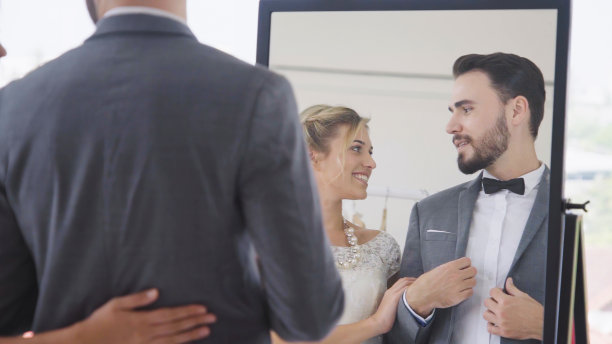 幸福的新娘和新郎在婚礼上准备结婚。图片下载