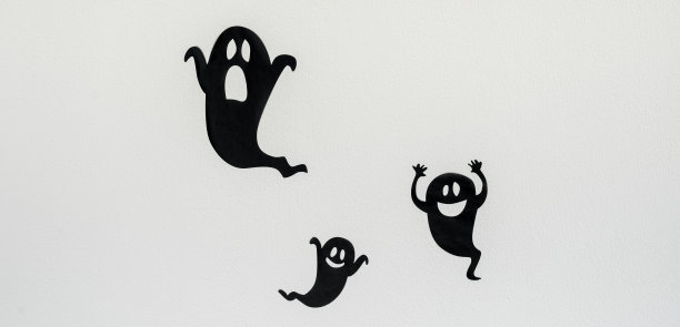 桌面俯视鸟瞰图装饰万圣节快乐的背景概念。平铺饰品的主要对象是质朴的白石上的黑鬼。空间的创意设计文本。图片下载