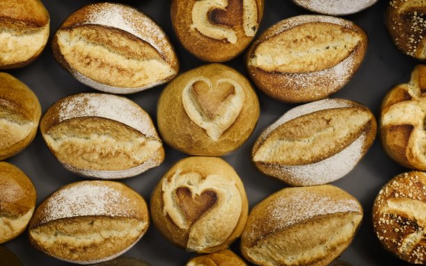 大量美味的新鲜面包卷可供选择。图片下载