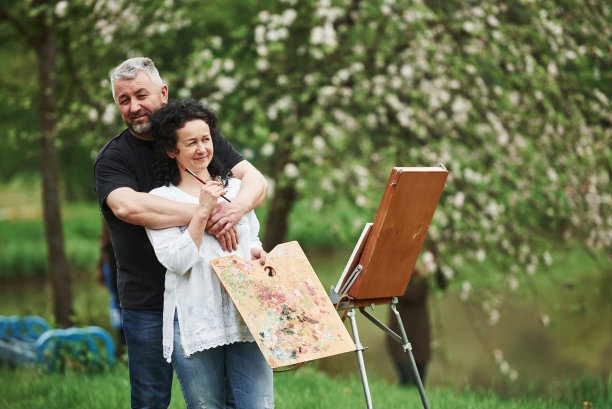 感觉良好。成熟的夫妇有休闲的日子，一起在公园里作画图片下载