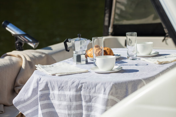 游艇上的浪漫早餐图片下载