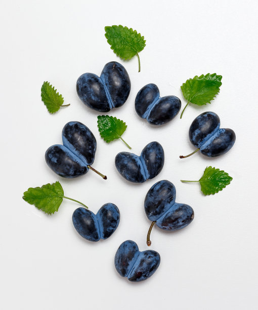 白色背景上一颗心型的丑陋的被宠坏的李子。前视图。图片下载